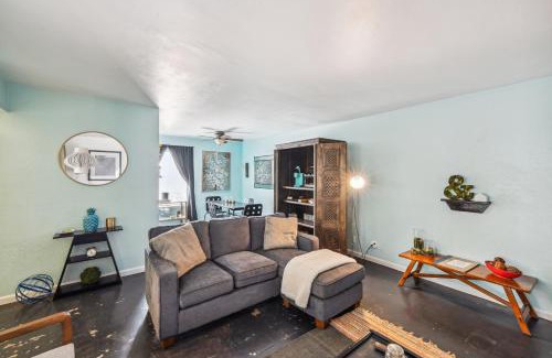 Knox - Henderson Apartment | Dallas Condo with Pool Access about 4 Mi to Downtown!