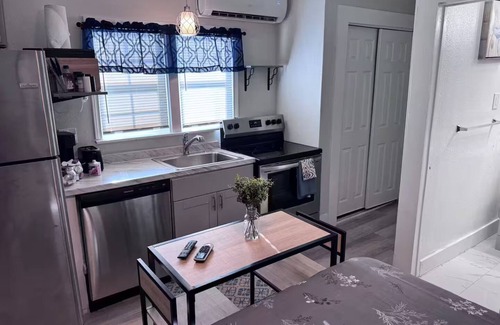 Oak Cliff Apartment | Dallas - Efficiency in Bishop Arts - Pet Friendly!