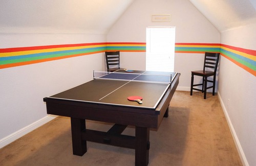 Oak Cliff House | Dallas Fun Palace! Walkable, Huge backyard, fire pit, Pool/Ping Pong Table!
