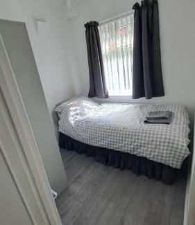 Trafford House | Dalton House - Three Bedroom Property Stretford free parking Near The Trafford Centre