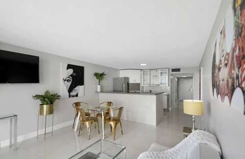 Downtown Miami Condo | Dance with Me! Jr size 2 bedroom, Water and Park Views