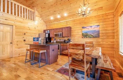 White Oak Lodge House | Dancing Bear Hideaway - Outdoor Hot Tub, Screened-In Deck, + Access to Community Amenities