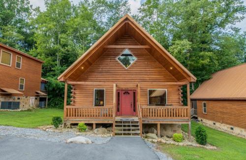 White Oak Lodge House | Dancing Bear Hideaway - Outdoor Hot Tub, Screened-In Deck, + Access to Community Amenities