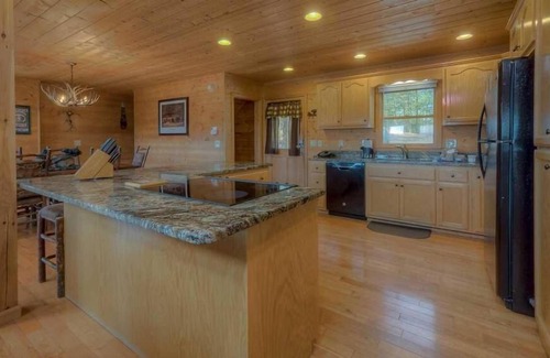 My Mountain Cabin | Dancing Bear- Hot Tub | Pool Table | Screened Porch | Gaming Room