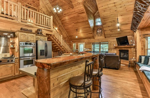Mineral Bluff Cabin | Dancing Bears Cabin - Secluded 3-Bedroom, 3.5-Bath Luxury Cabin with Hot Tub
