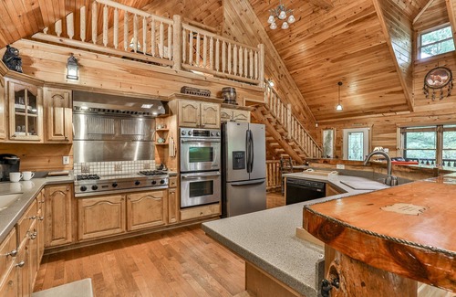 Mineral Bluff Cabin | Dancing Bears Cabin - Secluded 3-Bedroom, 3.5-Bath Luxury Cabin with Hot Tub