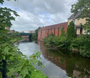Burnley Apartment | Dane Guest House Free Parking Fast WiFi Modern Living