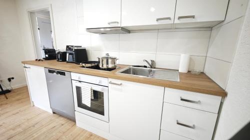 Mulheim-Karlich Apartment | DANESSI-Business-Apartment, nahe Industriegebiet und Koblenz, WLAN, Smart TV Boxspringbett, Vollausgestattete Küche mit Ninja Heißluft, WMF uvm