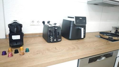 Mulheim-Karlich Apartment | DANESSI-Business-Apartment, nahe Industriegebiet und Koblenz, WLAN, Smart TV Boxspringbett, Vollausgestattete Küche mit Ninja Heißluft, WMF uvm
