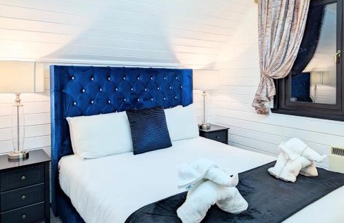 Almondbank Ski Chalet | Danu 1A -Hot Tub-Perth-Pet Friendly-Luxury-Romantic