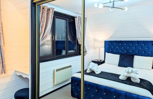 Almondbank Ski Chalet | Danu 1A -Hot Tub-Perth-Pet Friendly-Luxury-Romantic