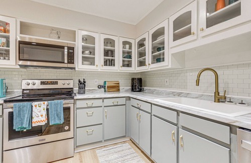 Daphne House | Daphne Home w/Deck: Close to Beaches & Parks!