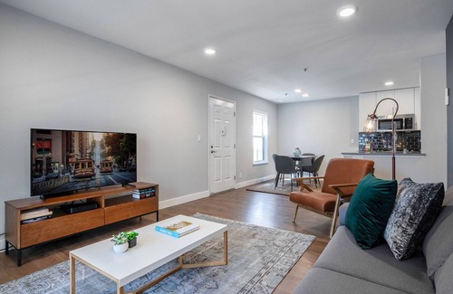Old Mountain View Apartment | Dapper Downtown Mountain View 2BR w/pool, gym, parking, by Blueground