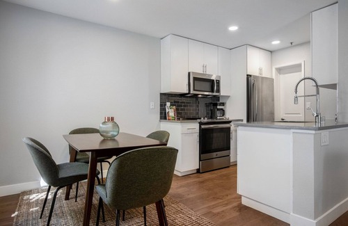 Old Mountain View Apartment | Dapper Downtown Mountain View 2BR w/pool, gym, parking, by Blueground