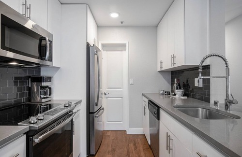 Old Mountain View Apartment | Dapper Downtown Mountain View 2BR w/pool, gym, parking, by Blueground