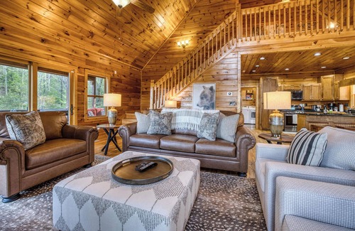 Ridges Over the Lake Cabin | Darby’s Ridge - view, pet friendly, hot tub