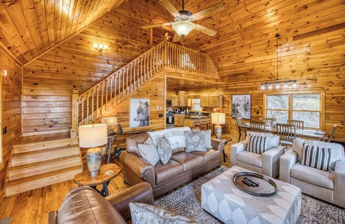 Ridges Over the Lake Cabin | Darby’s Ridge - view, pet friendly, hot tub