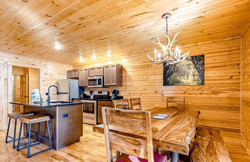 White Oak Lodge Cabin | Darling cabin with a private hot tub, seasonal pool, tennis court, & gym