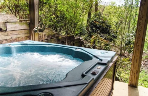 Skyland Cabin | Darling cozy cabin w/hot tub