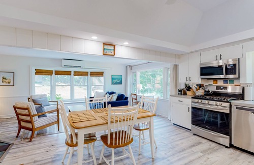 Chatham Cottage | Darling, secluded cottage with large yard - walk to Chatham & Lighthouse Beach