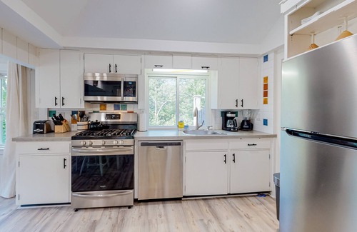 Chatham Cottage | Darling, secluded cottage with large yard - walk to Chatham & Lighthouse Beach
