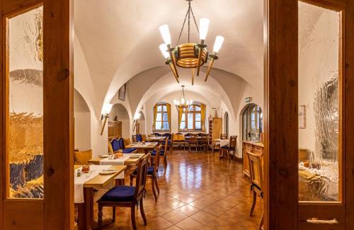 Schneeberg Hotel | Das Büttner- Im Herzen von Schneeberg - Frühstück buchbar - Parkplatz
