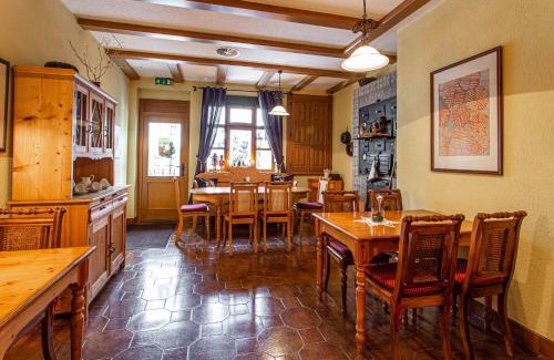 Schneeberg Hotel | Das Büttner- Im Herzen von Schneeberg - Frühstück buchbar - Parkplatz