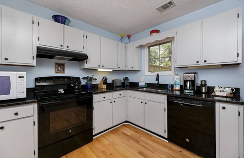 Helen House | Das Heart of Helen Haus - Bavarian-Style Townhouse Nestled Downtown Helen