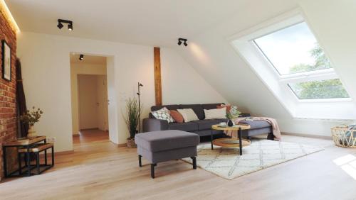 Heerstedt Apartment | "Dat Nordische Huus" - Hyggelige Ferienwohnung, Balkon, Glasfaser-Internet, Wallbox