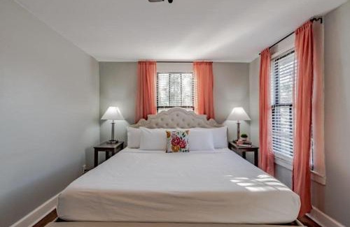 Mobile Apartment | Dauphin District Darling #4 Downtown, Dining