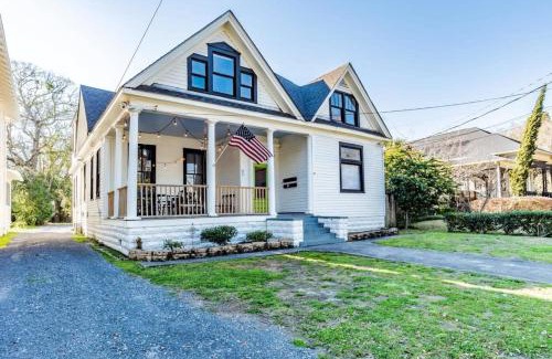 Mobile Apartment | Dauphin District Darling #4 Downtown, Dining