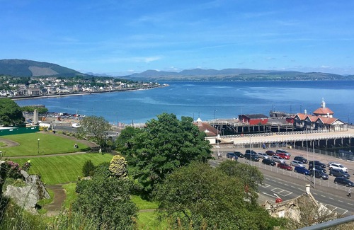 Kilmun Apartment | Davaar Upper Apartment, promenade location Dunoon