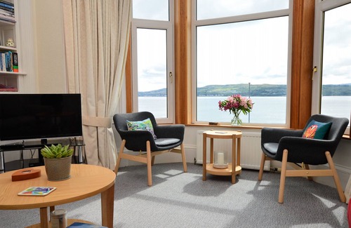 Kilmun Apartment | Davaar Upper Apartment, promenade location Dunoon