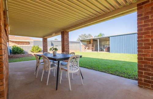 Dubbo House | Davidson - Family Getaway, Pet Friendly
