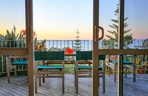 Coopers Beach Apartment | DAVINAS - Beach-front Holiday Apartment