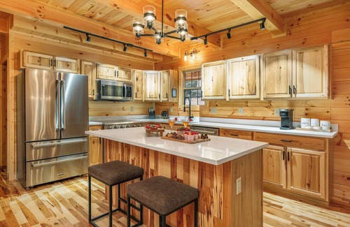 Carbon Hill Cabin | Dawley Chalet! Spectacular! Sleeps 18~HUGE fire pit area~Game room~Putt Golf