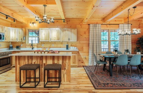 Carbon Hill Cabin | Dawley Chalet! Spectacular! Sleeps 18~HUGE fire pit area~Game room~Putt Golf