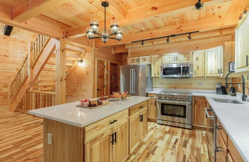 Carbon Hill Cabin | Dawley Chalet! Spectacular! Sleeps 18~HUGE fire pit area~Game room~Putt Golf