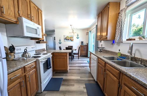 Brookings House | Dawson's Landing, by the beach! 5-minute walk to beach access!