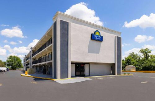 Wayne Hotel | Day's Inn & Suites by Wyndham Indianapolis Airport East