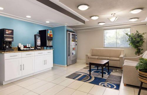 Wayne Hotel | Day's Inn & Suites by Wyndham Indianapolis Airport East