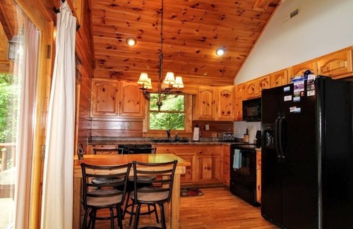 Murphy Cabin | DAYBREAK LOG GETAWAY - NEW HOT TUB!