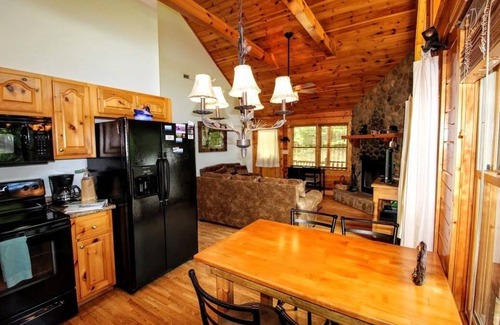Murphy Cabin | DAYBREAK LOG GETAWAY - NEW HOT TUB!