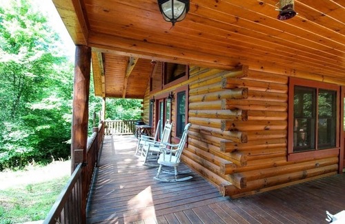 Murphy Cabin | DAYBREAK LOG GETAWAY - NEW HOT TUB!