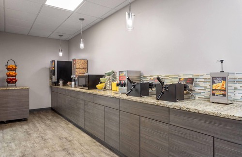 Hammond Hotel | Days Inn and Suites by Wyndham Hammond, IN