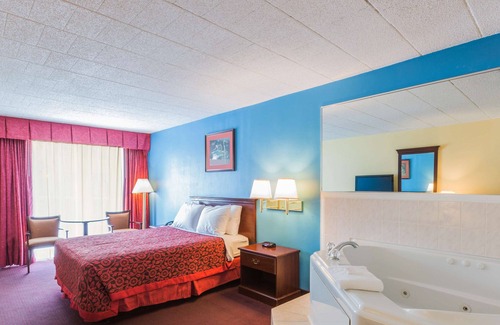 Minisink Hills Hotel | Days Inn by Wyndham East Stroudsburg