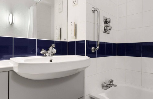 Abington Hotel | Days Inn by Wyndham Abington M74