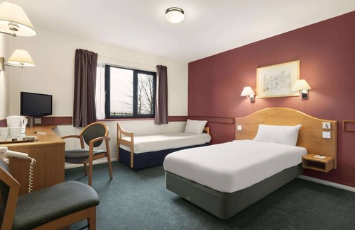 Abington Hotel | Days Inn by Wyndham Abington M74