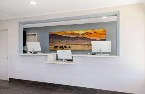 Bakersfield Hotel | Days-Inn by Wyndham Bakersfield