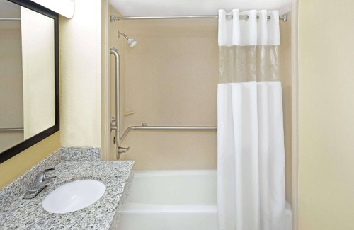 Columbus Hotel | Days Inn by Wyndham Columbus-North Fort Moore